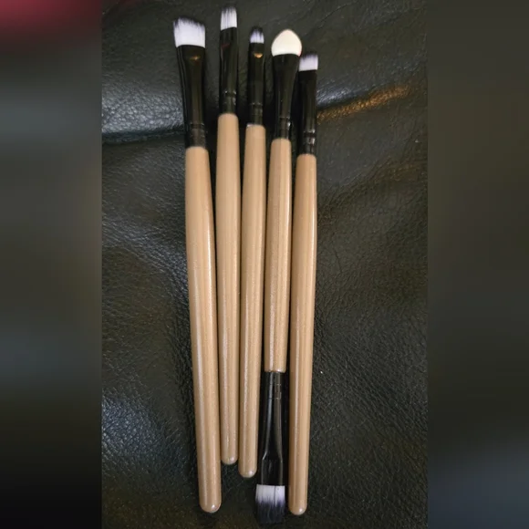 HOST PICK!🎉🎊Clinique Bronzer Milk Trifle Kat Von D Epic Kiss & brush Set LOT - Picture 12 of 13